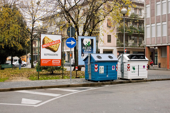 
      An ad, placed near a dustbin, promotes discounts on food and goods at a supermarket.
      