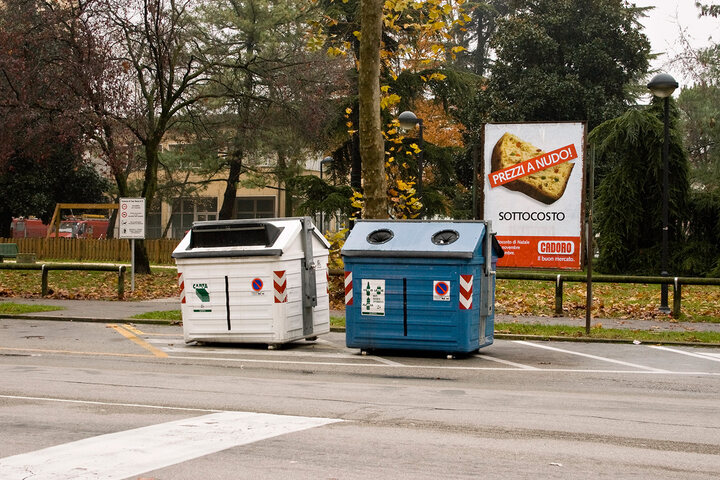 
      An ad, placed near a dustbin, promotes discounts on food and goods at a supermarket.
      