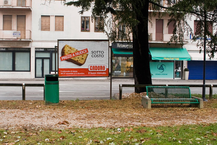 
      An ad, placed near a dustbin, promotes discounts on food and goods at a supermarket.
      